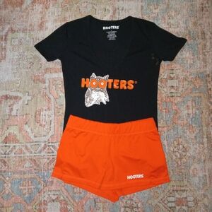Hooters short sleeve v-neck set S!!!